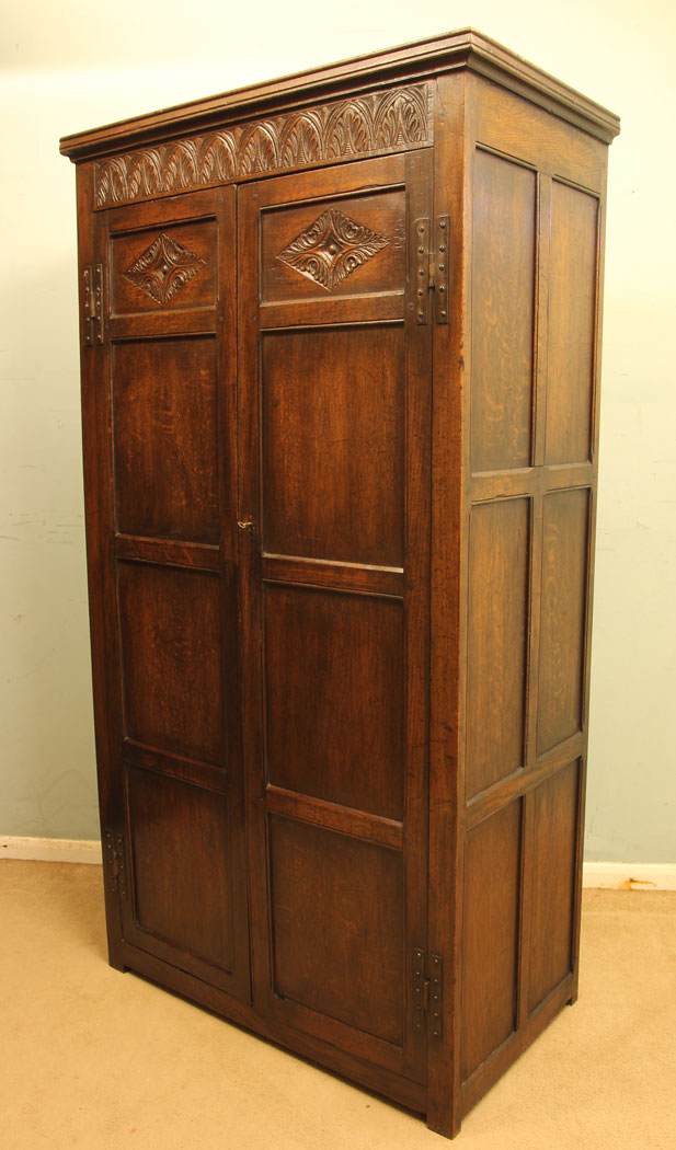11747r5 Antique Oak Hall Robe,