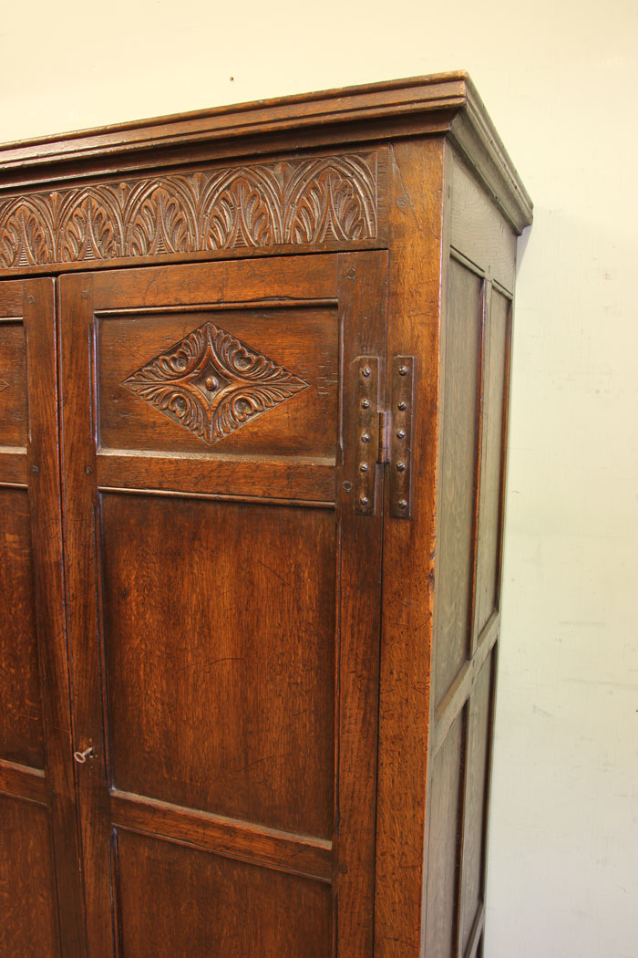 11747r7 Antique Oak Hall Robe,
