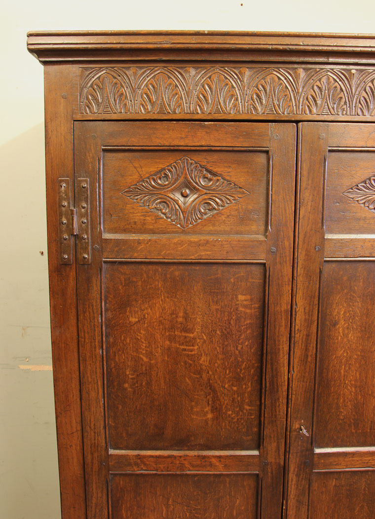 11747r8 Antique Oak Hall Robe,