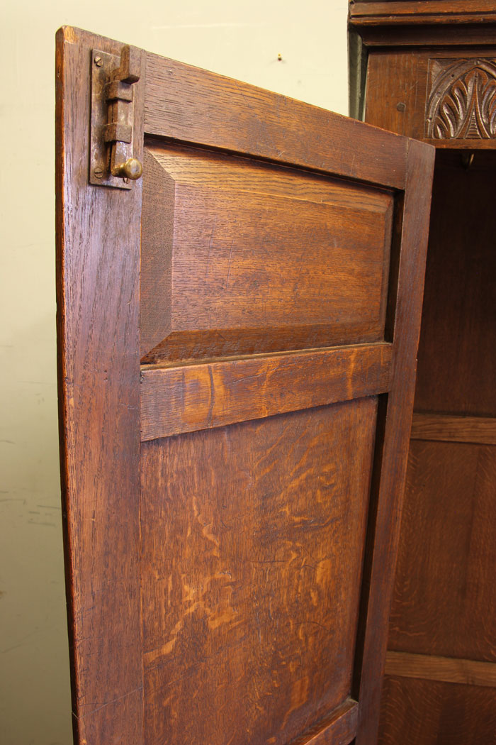 11747r9 Antique Oak Hall Robe,
