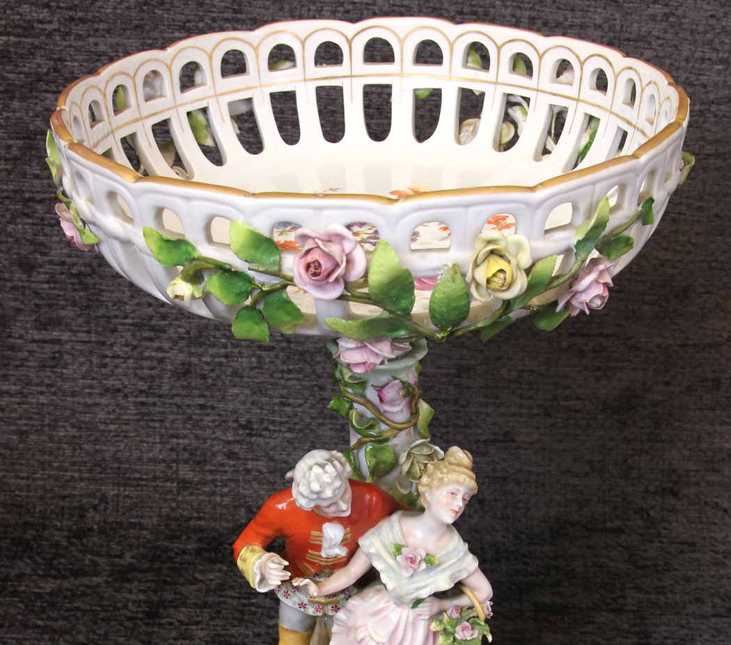 11802r010 Large German Porcelain Meissen Style Plaue Centrepiece,