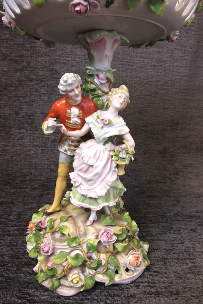 11802r07 Large German Porcelain Meissen Style Plaue Centrepiece,