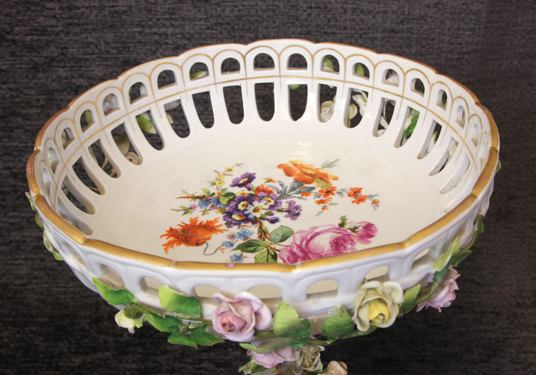 11802r09 Large German Porcelain Meissen Style Plaue Centrepiece,