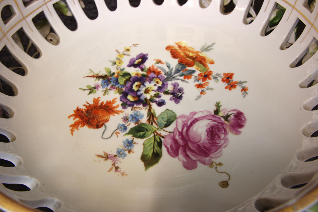 11802r9 Large German Porcelain Meissen Style Plaue Centrepiece,
