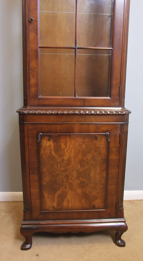 11914r5 Slim Figured Walnut Disply Cabinet,