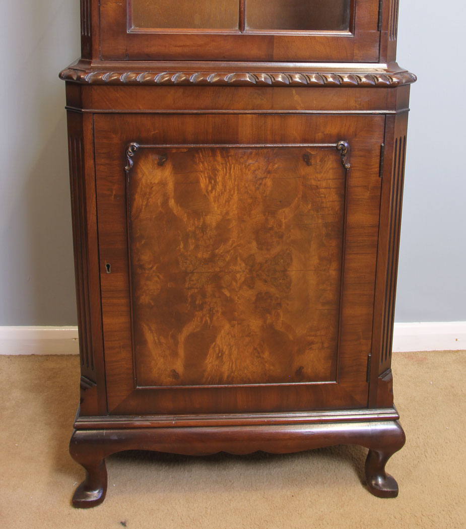 11914r9 Slim Figured Walnut Disply Cabinet,