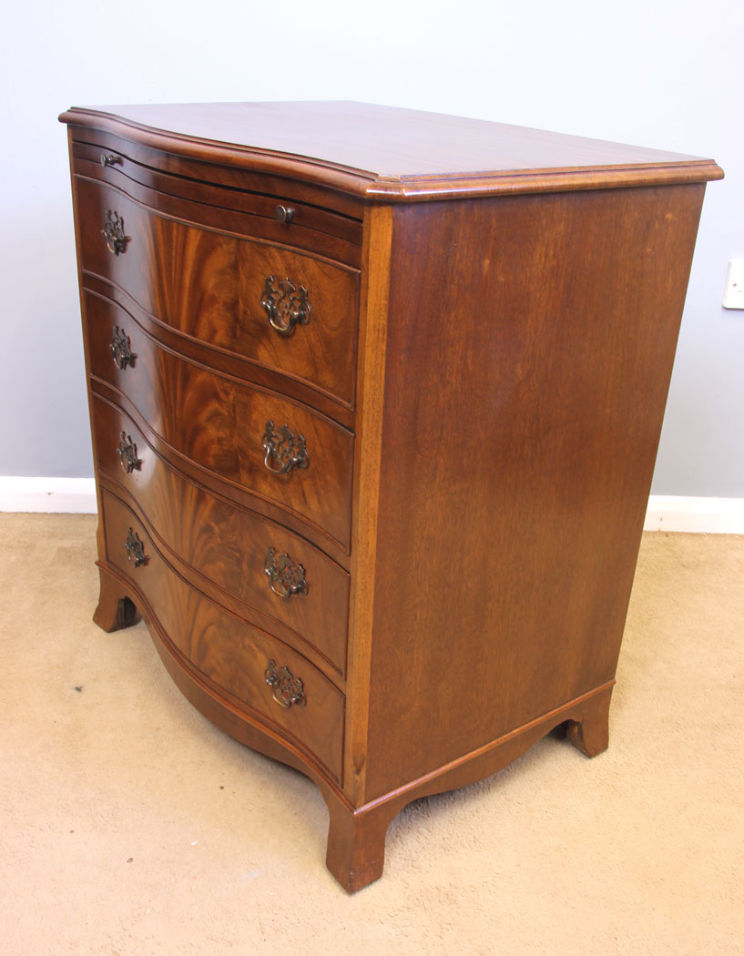 11926r2 Georgian Style Mahogany Serpentine Chest of Drawers,