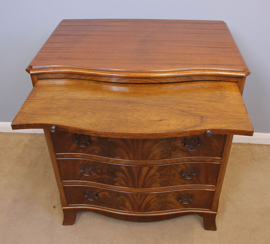 11926r9 Georgian Style Mahogany Serpentine Chest of Drawers,