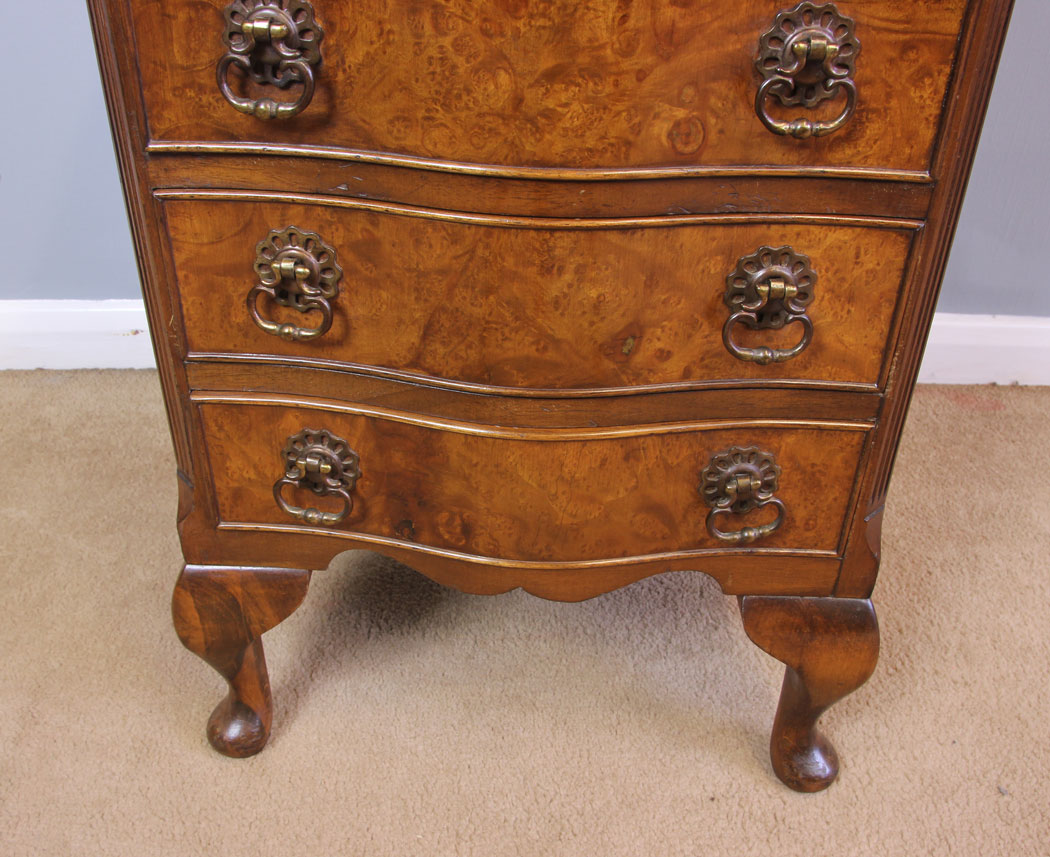 11950r9 Small Burr Walnut Chest Drawers,