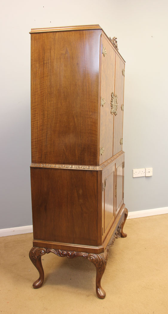 11996r10 Queen Anne Style Burr Walnut Cocktail Drinks Cabinet,