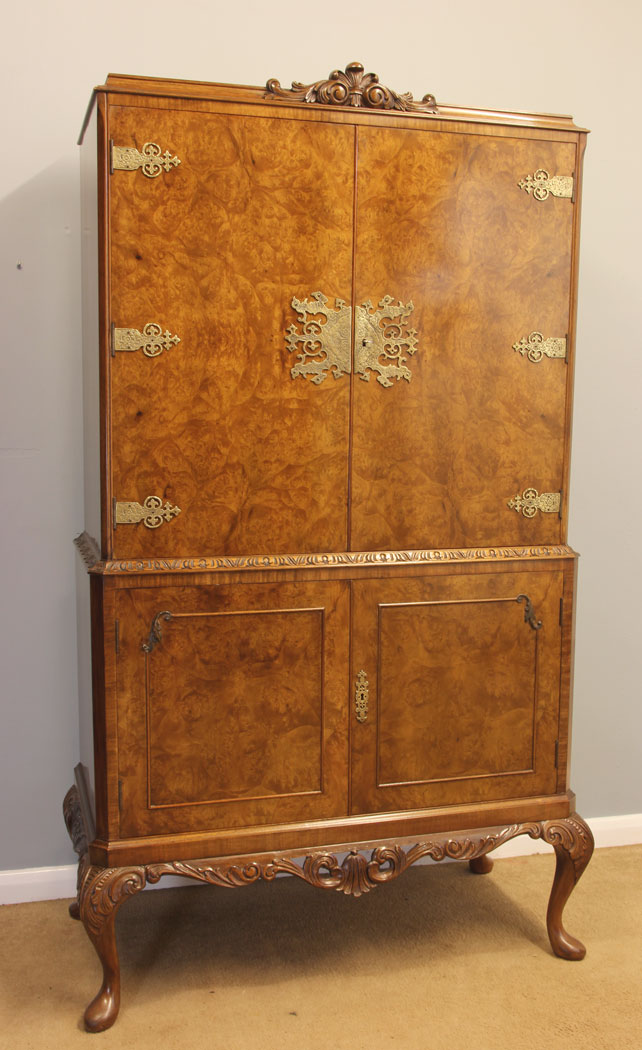 11996r11 Queen Anne Style Burr Walnut Cocktail Drinks Cabinet,