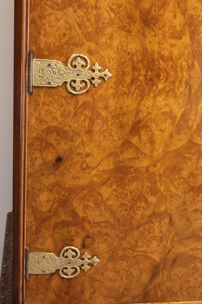 11996r13 Queen Anne Style Burr Walnut Cocktail Drinks Cabinet,