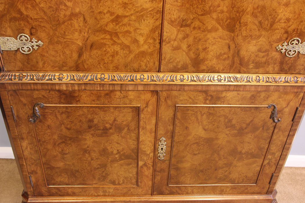 11996r14 Queen Anne Style Burr Walnut Cocktail Drinks Cabinet,