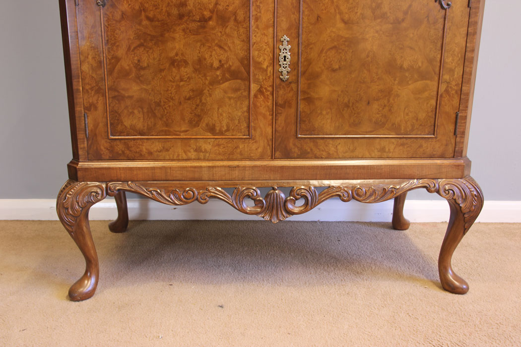 11996r15 Queen Anne Style Burr Walnut Cocktail Drinks Cabinet,