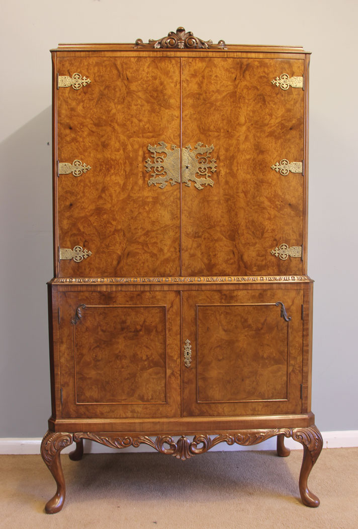 11996r2 Queen Anne Style Burr Walnut Cocktail Drinks Cabinet,