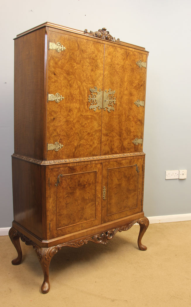 11996r6 Queen Anne Style Burr Walnut Cocktail Drinks Cabinet,