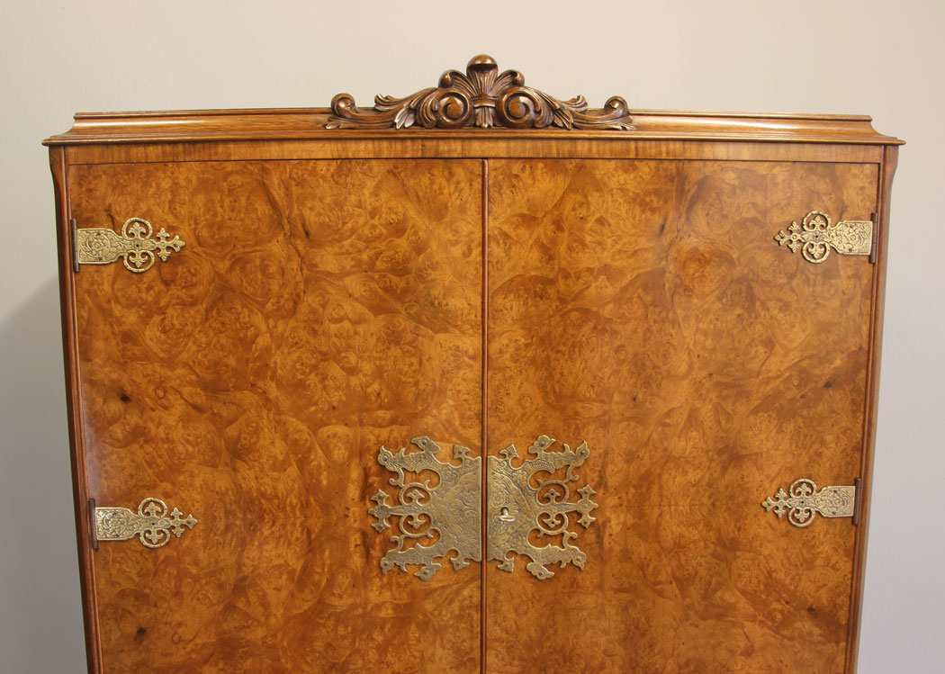 11996r7 Queen Anne Style Burr Walnut Cocktail Drinks Cabinet,