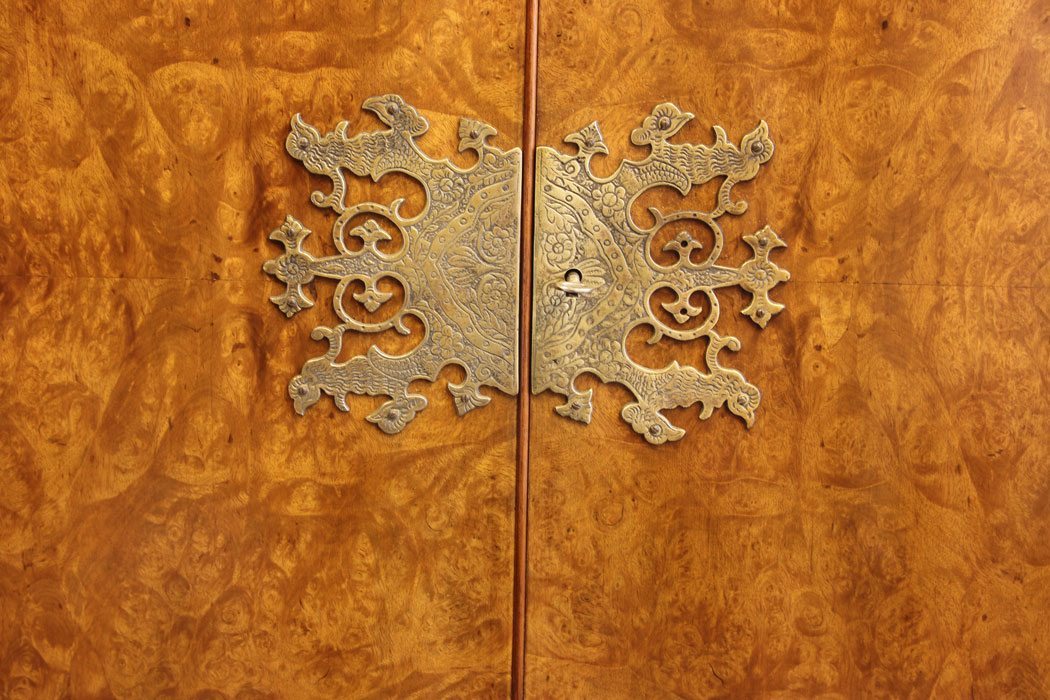 11996r8 Queen Anne Style Burr Walnut Cocktail Drinks Cabinet,