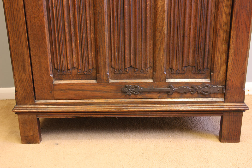 11999r8 Antique Carved Oak Hall Robe ,