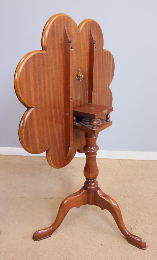 12010r9 Antique Style Shaped Tripod Table,