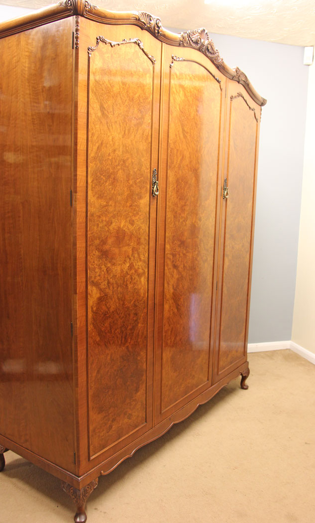 12086r05 Quality Antique Burr Walnut Compactum Triple Wardrobe.