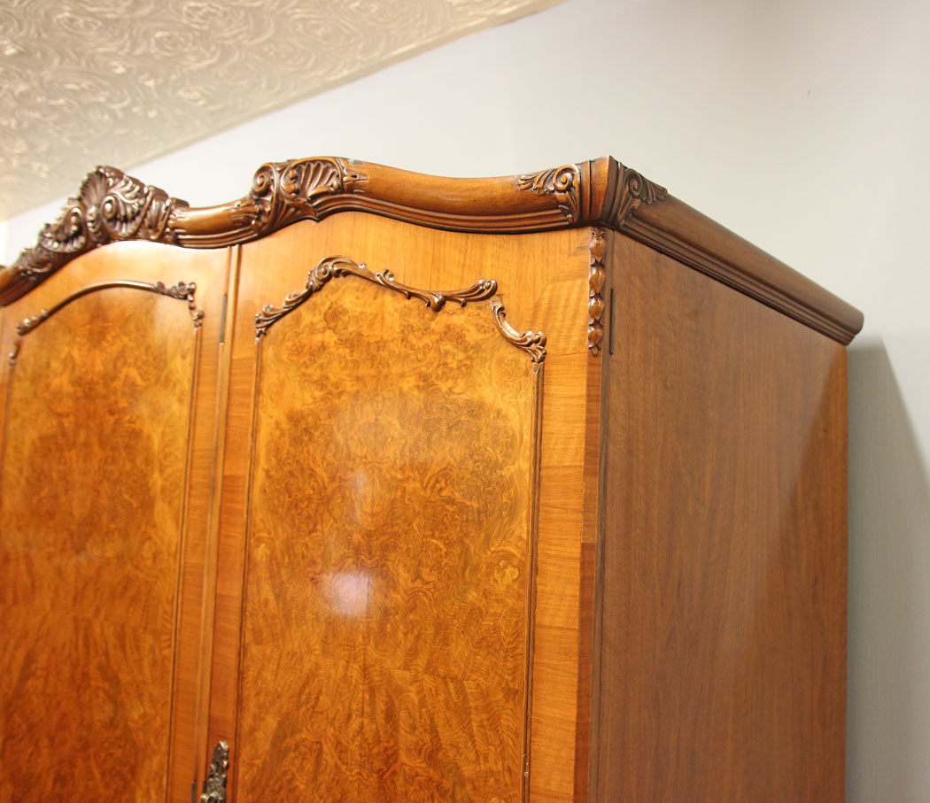 12086r06 Quality Antique Burr Walnut Compactum Triple Wardrobe.