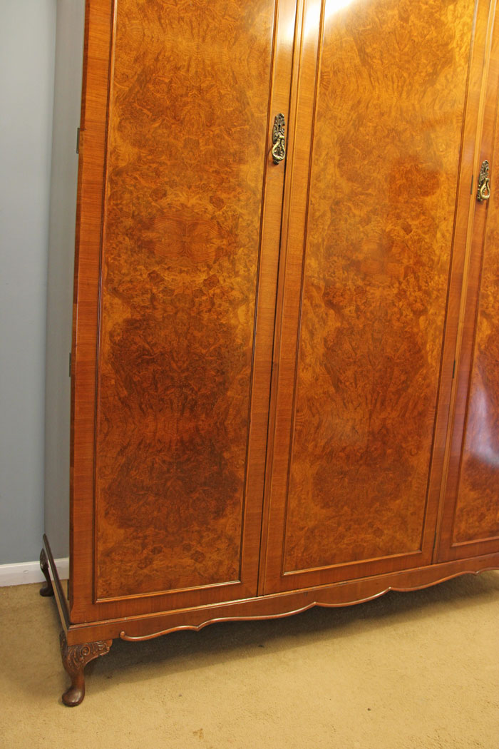 12086r08 Quality Antique Burr Walnut Compactum Triple Wardrobe.