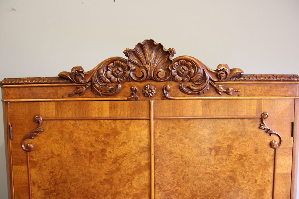 12105r12 Burr Walnut Antique Queen Anne Style Cocktail Drinks Cabinet,