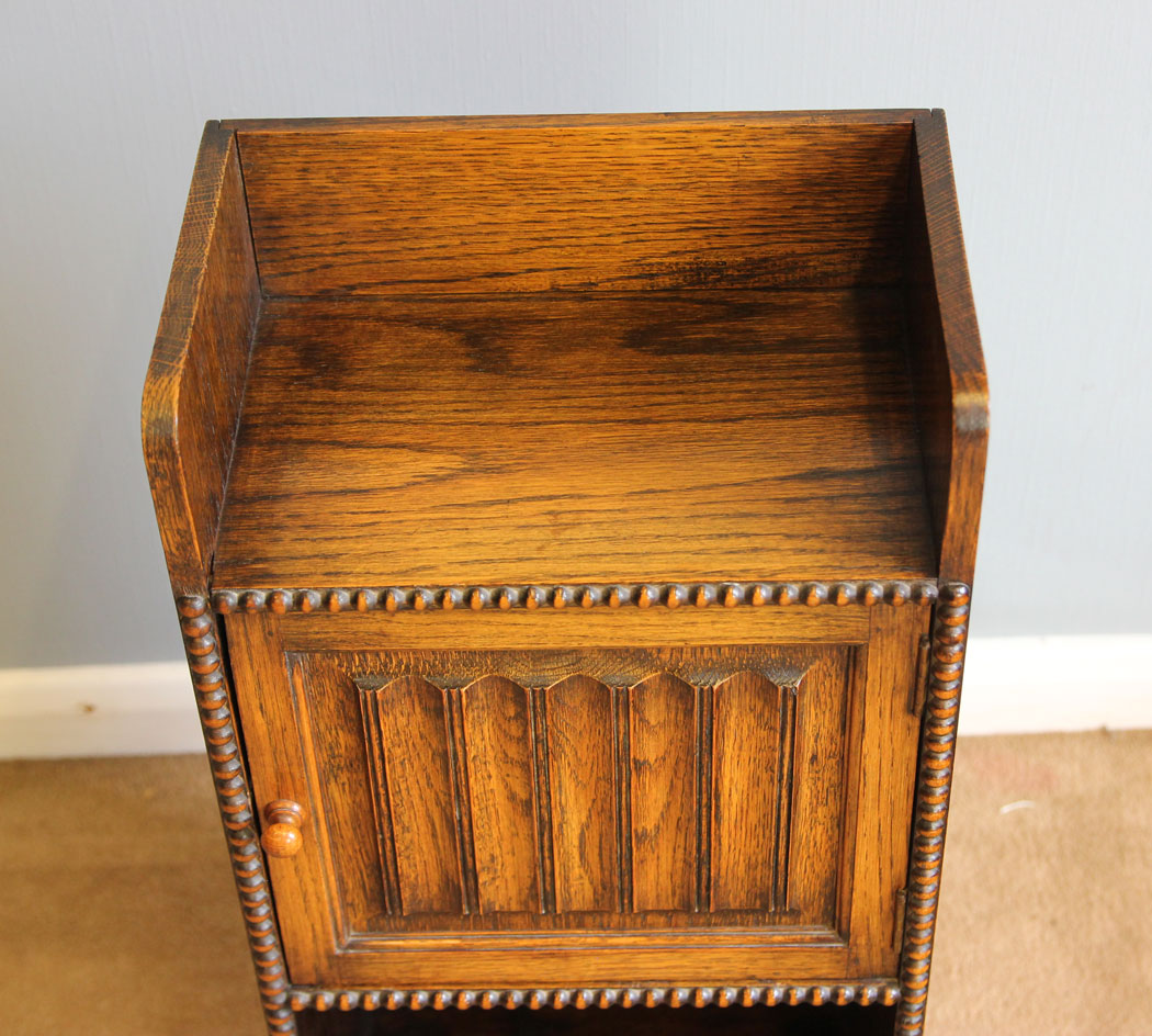 12114r8 Antique Oak Smokers Cabinet,