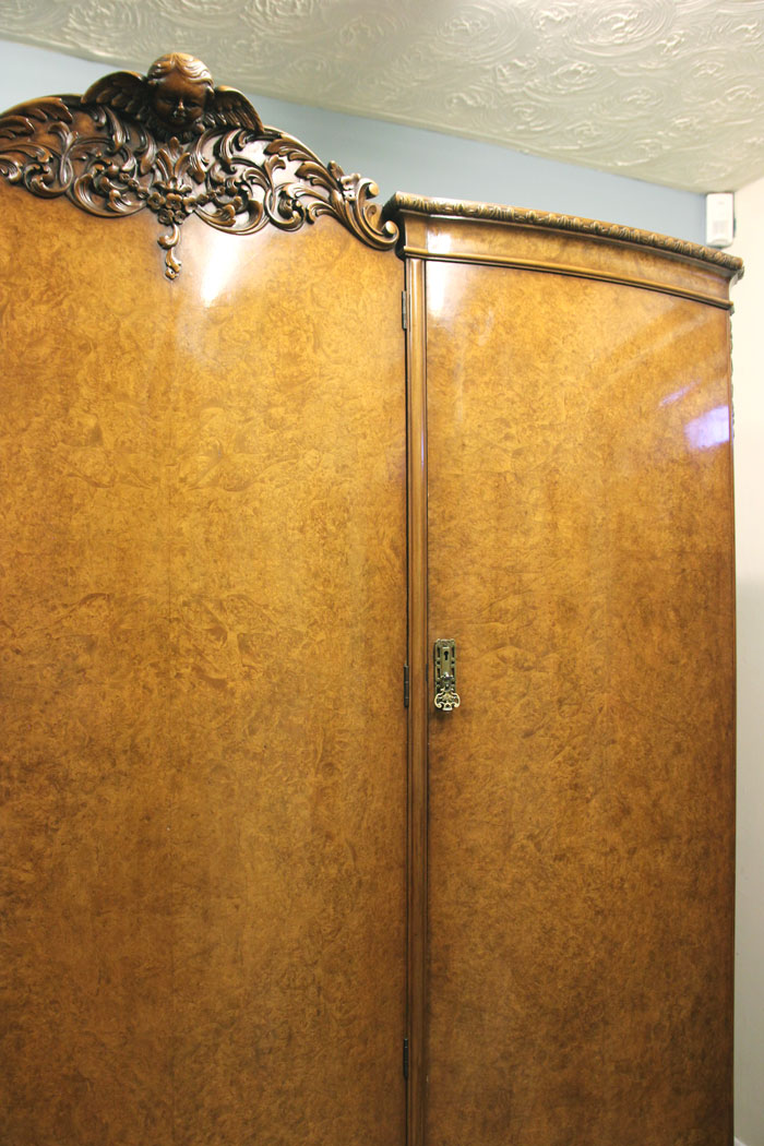 12173r7 Antique Burr Walnut Triple Bow Door Compactum Wardrobe,