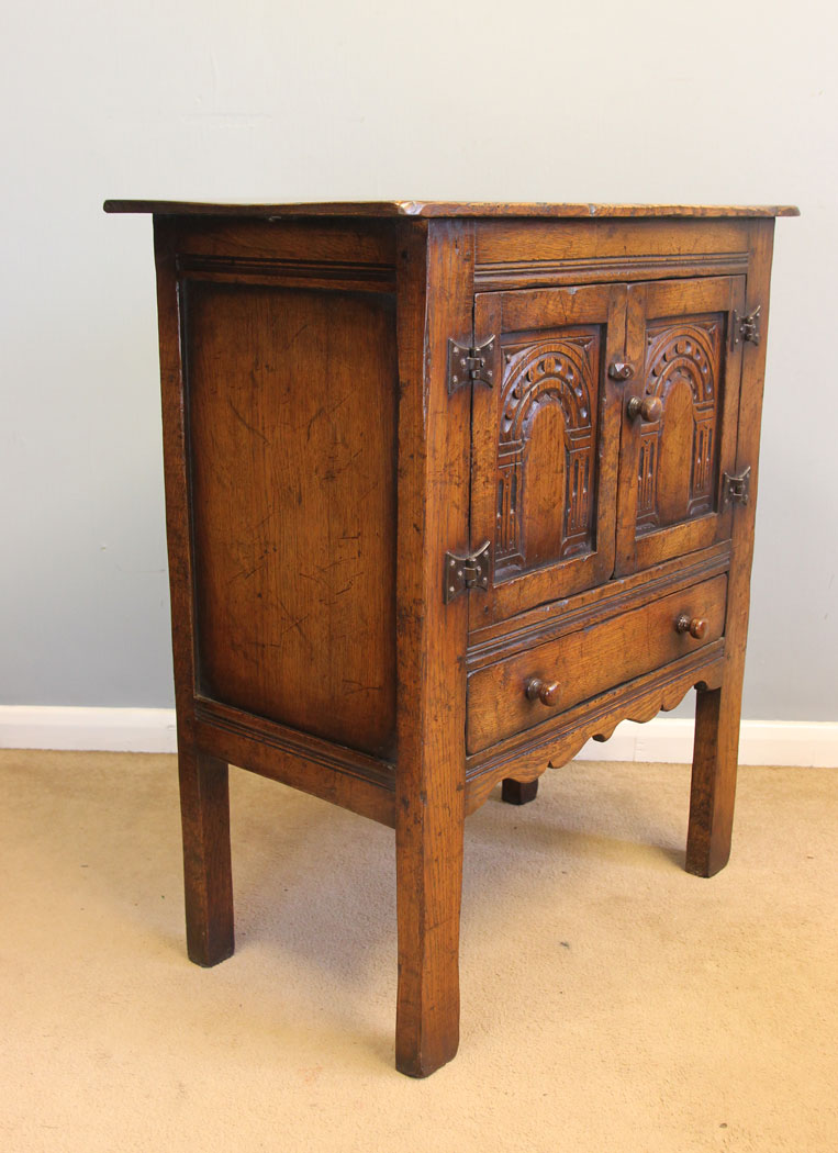 12194r3 Quality Oak Cupboard,
