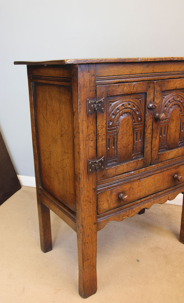 12194r4 Quality Oak Cupboard,