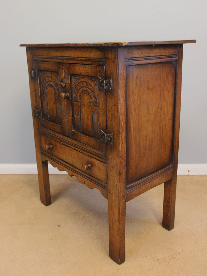 12194r5 Quality Oak Cupboard,