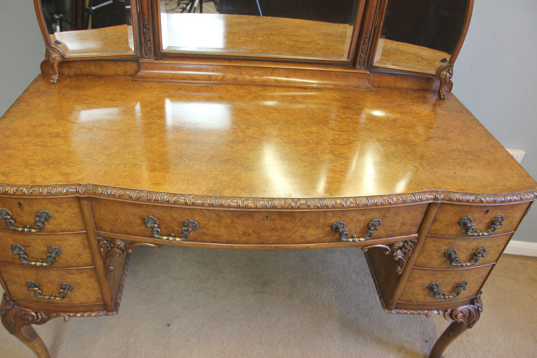 12221r9 Quality Burr Walnut Antique Dressing Table,