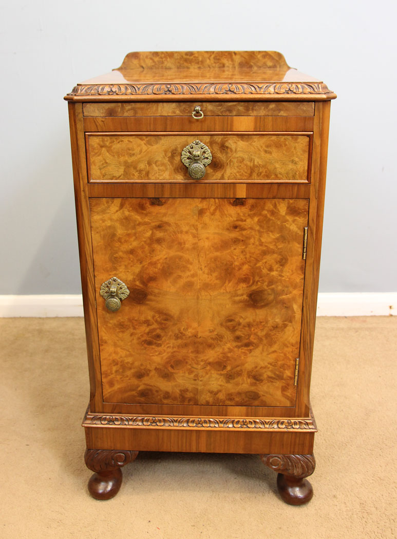 12261r2 Pair Antique Burr Walnut Bedside Cabinets,