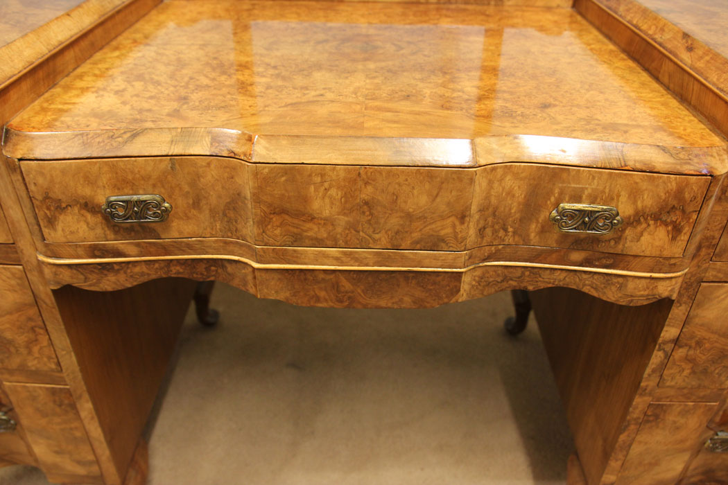 12267r7 Quality Burr Walnut Antique Dressing Table,