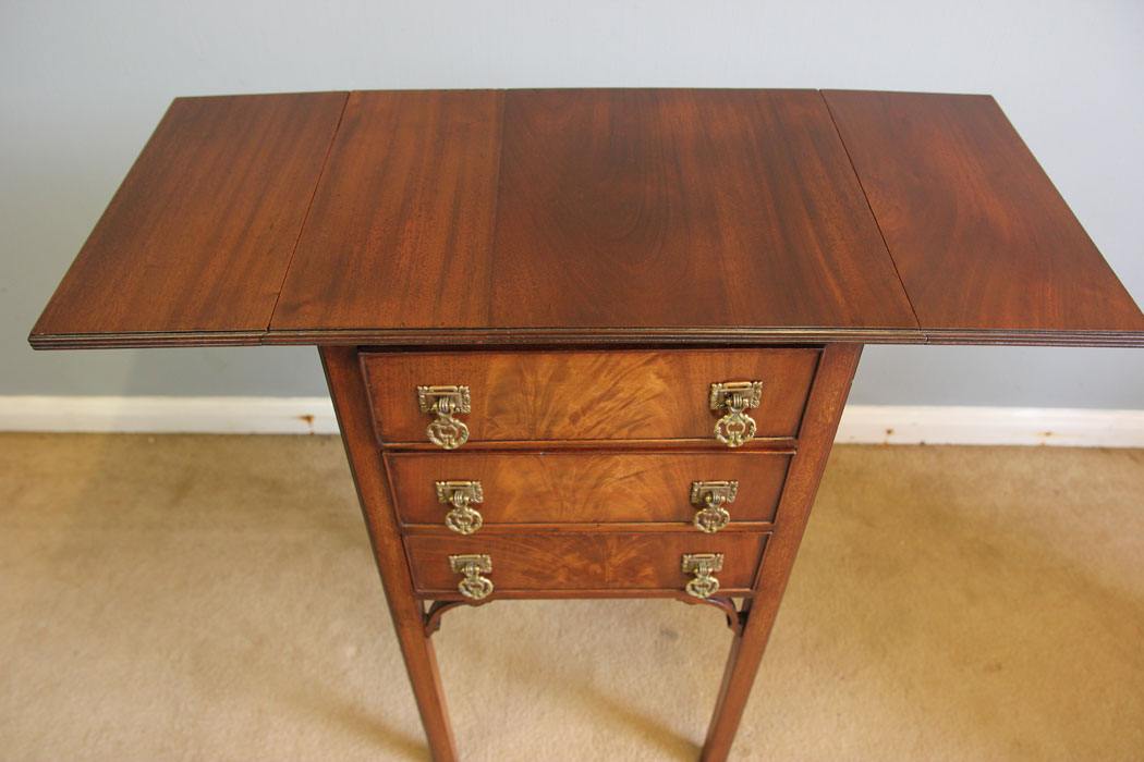 12334r7 Antique Drop Leaf Mahogany Lamp Table, Antique Small Drop Leaf Mahogany Bedside Occasional Table