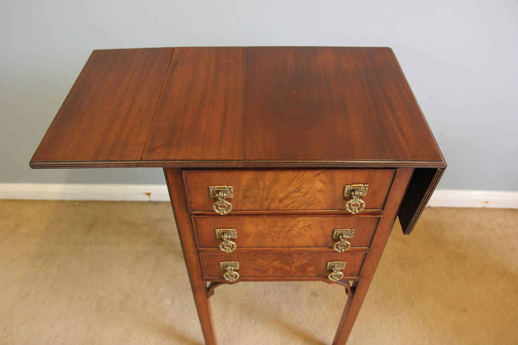 12334r8 Antique Drop Leaf Mahogany Lamp Table, Antique Small Drop Leaf Mahogany Bedside Occasional Table