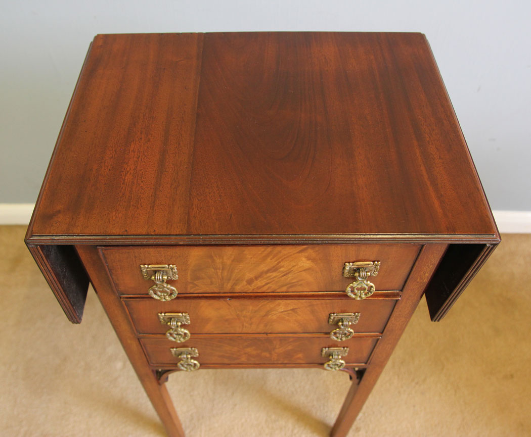 12334r9 Antique Drop Leaf Mahogany Lamp Table, Antique Small Drop Leaf Mahogany Bedside Occasional Table