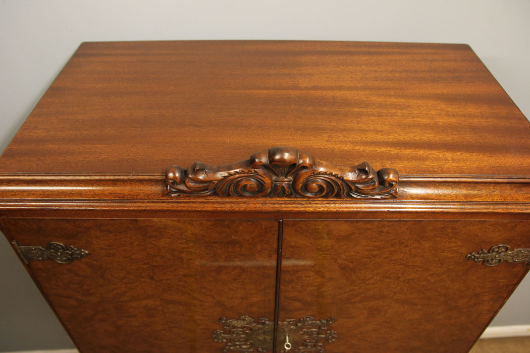 12363r12 Antique Walnut Cocktail Drinks Cabinet, Antique Walnut Cocktail Drinks Cabinet