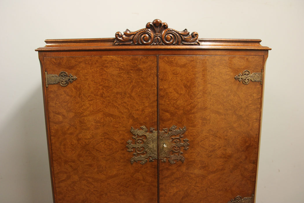 12363r16 Antique Walnut Cocktail Drinks Cabinet, Antique Walnut Cocktail Drinks Cabinet