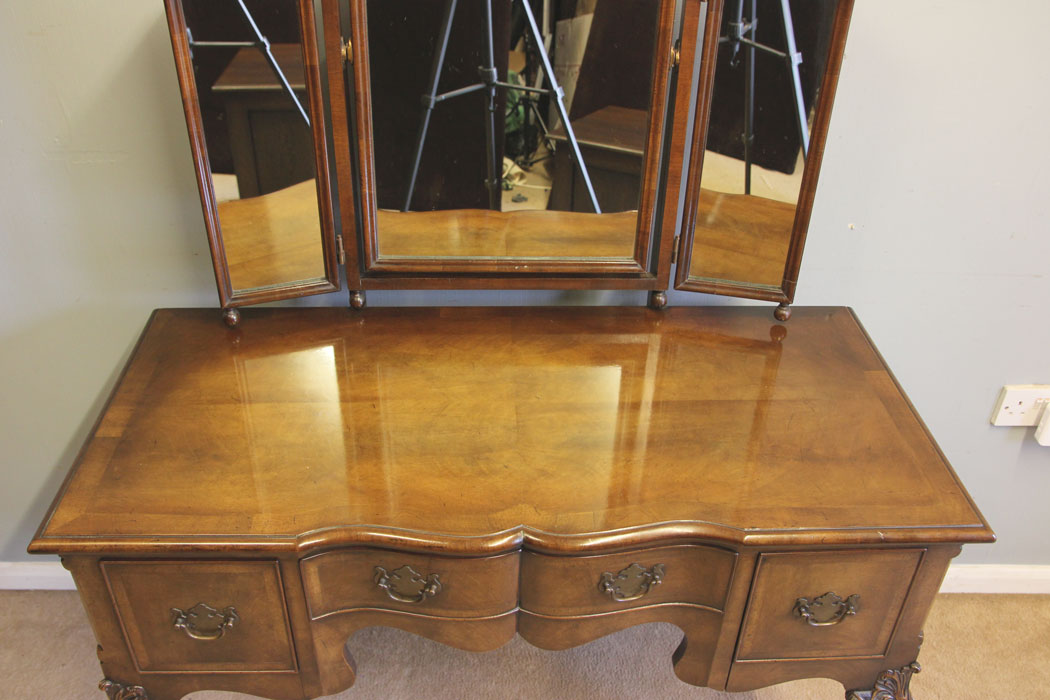 12508r8 Antique Walnut Triple Mirror Dressing Table, Antique Walnut Triple Mirror Dressing Table