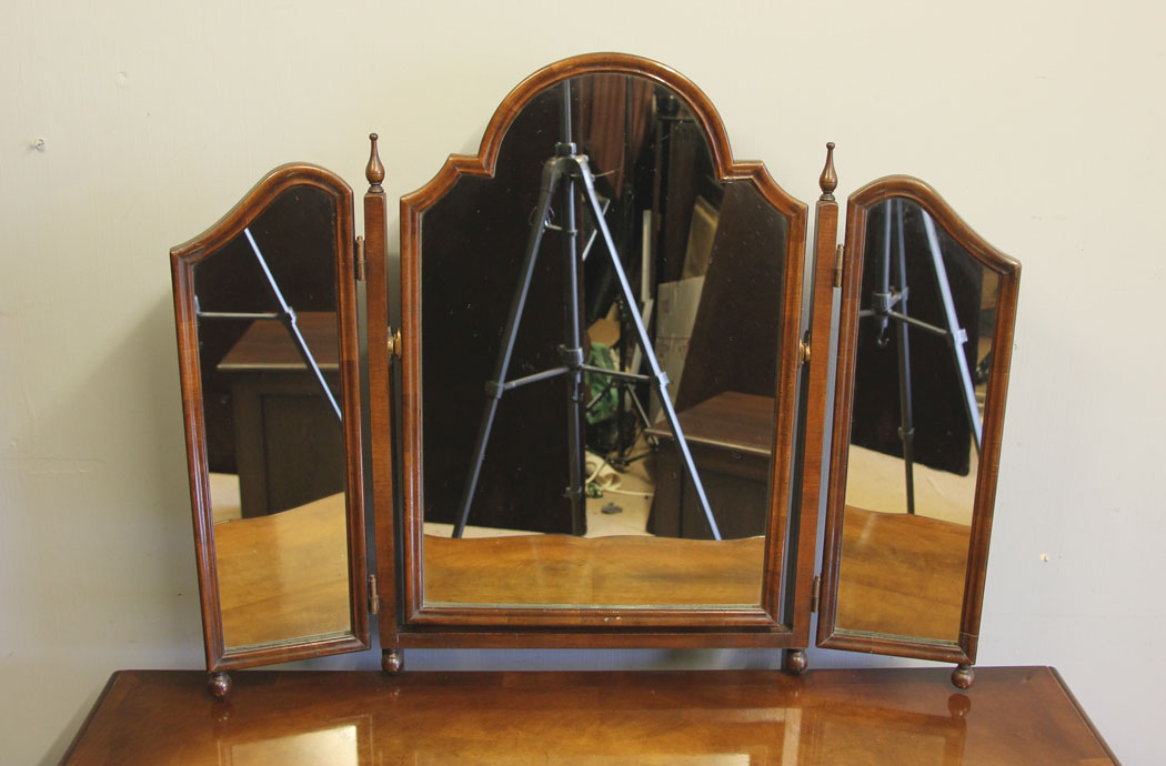 12508r9 Antique Walnut Triple Mirror Dressing Table, Antique Walnut Triple Mirror Dressing Table